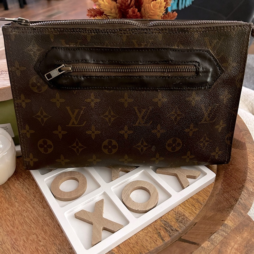 COPY - Louis Vuitton clutch/crossbody (Authentic)